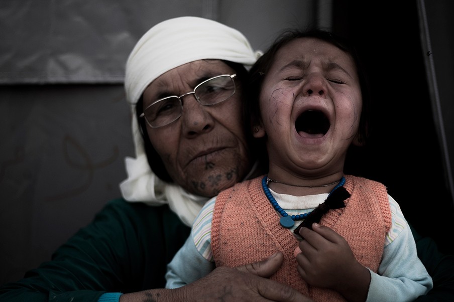 A Syrian woman sits with her granddaughter in a refugee camp after ISIS invaded their Syrian village. Crowdfunding has made De Correspondent's reporting on ISIS, including some stories in English, possible